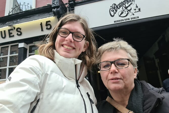 Dublin Old Town: Famous Pubs Exploration Game and Tour - Detailed Breakdown of the Itinerary