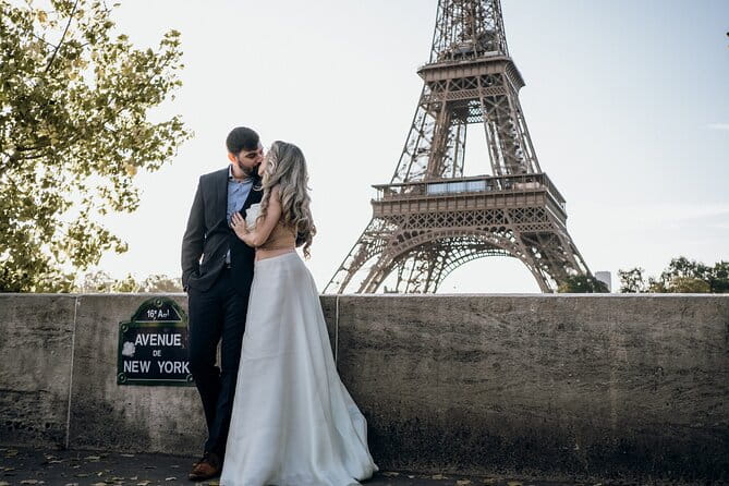 Eiffel Tower Private Photoshoot With a Professional Photographer - Frequently Asked Questions