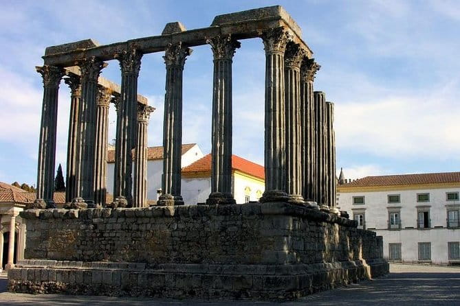 Evora Private Full Day Sightseeing Tour from Lisbon - Exploring Évora’s Iconic Landmarks