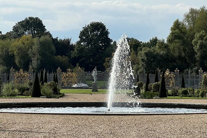Explore Windsor Castle and Hampton Court Palace - Lunch Break in East Molesey: A Traditional British Eatery