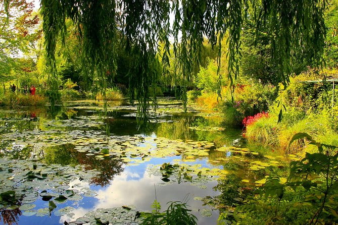 Giverny Monet's House and Gardens plus Shopping Session Day Trip - Lunch at Le Moulin de Fourges