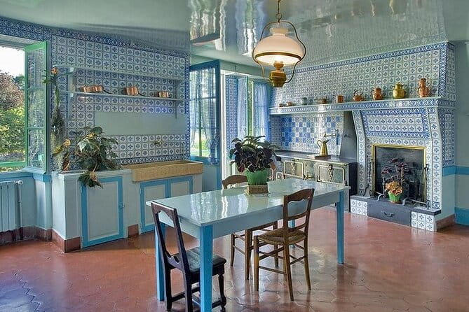 Giverny & Versailles Day Trip From Paris with Professional Guide - The Logistics: Comfort and Convenience