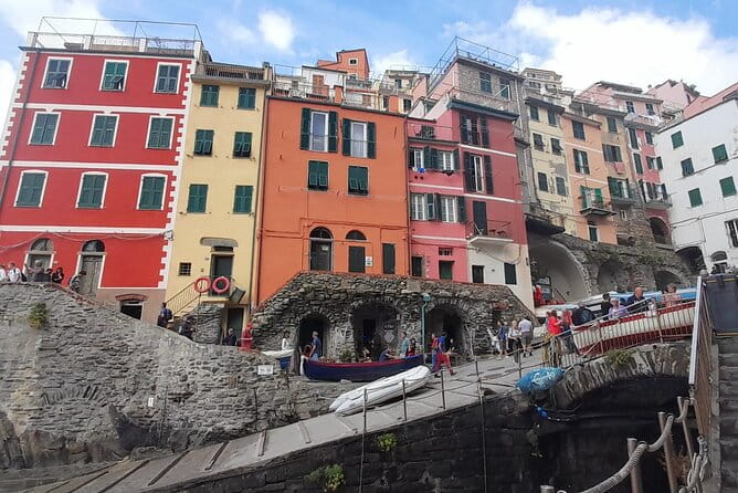 Guided Day to the Pearls of the Cinque Terre - Walking Along La Spezia to the First Stop: Manarola