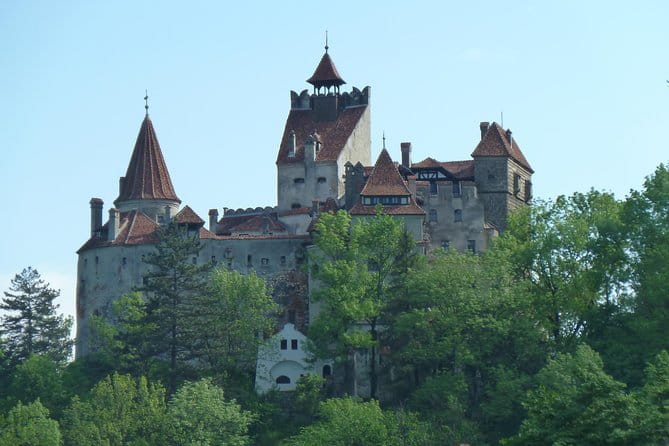 Guided visit in Spanish to the Castle of Dracula in Bran (native Spanish guide). - Frequently Asked Questions