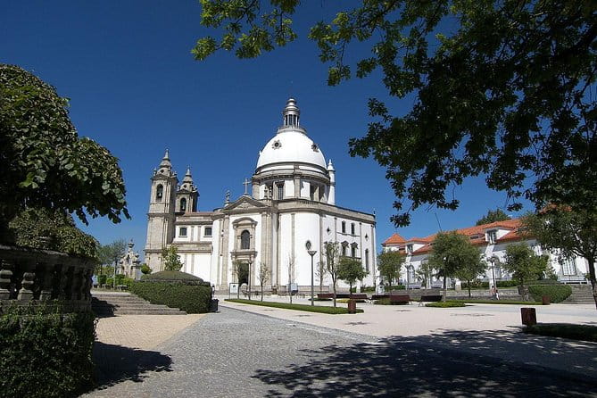 Guimarães & Braga Port Private Tour with Lunch and Green Wine - Practical Details and What You’ll Experience