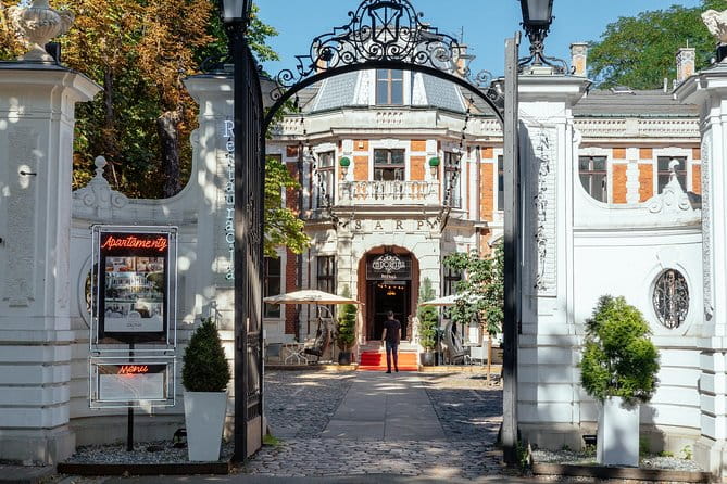 Highlights & Hidden Gems With Locals: Best of Warsaw Private Tour - Who Should Consider This Tour?