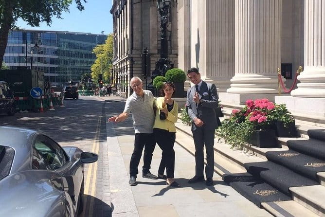 James Bond Filming Locations: Private Black Cab Tour in London - Transportation and Group Dynamics