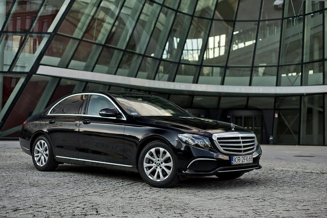 Mercedes E Class black cab Kraków - The Sum Up