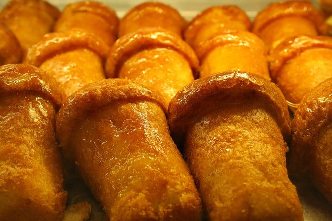 Naples Street Food Tour with Foodie Guide around Historical Center - Walking along Via dei Tribunali: The Pizza Street