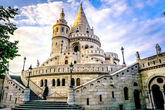 Private Buda Castle walking tour & Danube river cruise with Margaret Island stop - Matthias Church: A Stunning Architectural Highlight