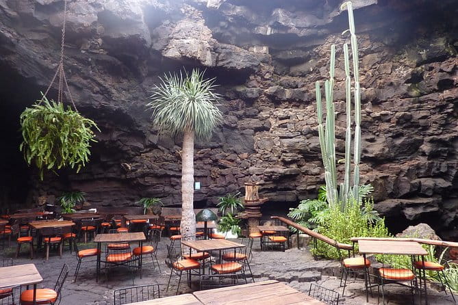 Private luxury Tour of Jameos del Agua and Cueva de los Verdes in Lanzarote - Price and Logistics: Is It Worth It?