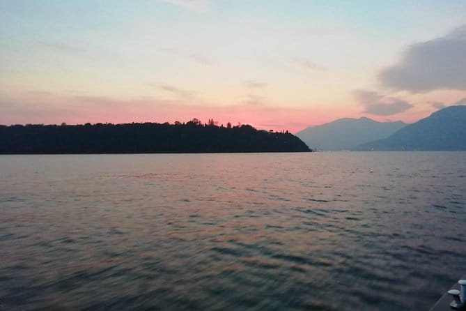 Private sunset cruise with toast - Who will love this experience