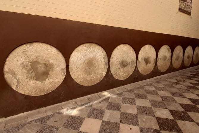 Private visit to the Jewish Quarter of Seville (Sta. Cruz and San Bartolomé Neighborhoods) - Price, Duration, and Practical Tips