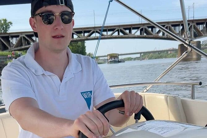 Rental of Motorboat for 5 on Vistula in Warsaw no Licenses Needed - Who Should Consider This Experience