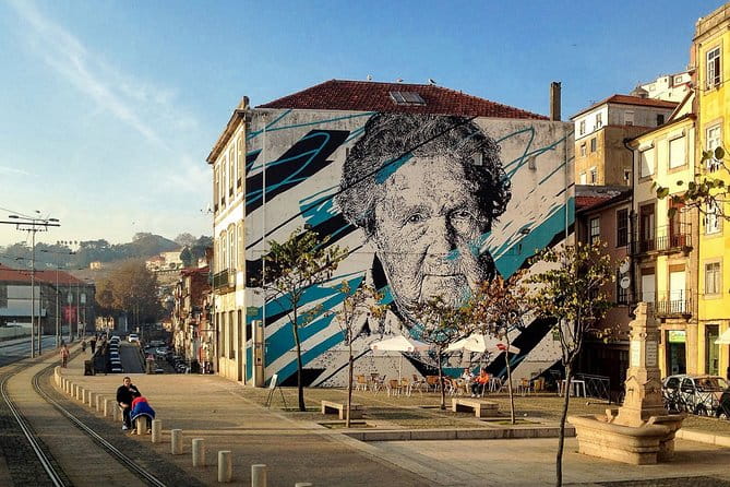 Self-guided tour Bike + Surf - Relaxing and Dining at Porto’s City Park