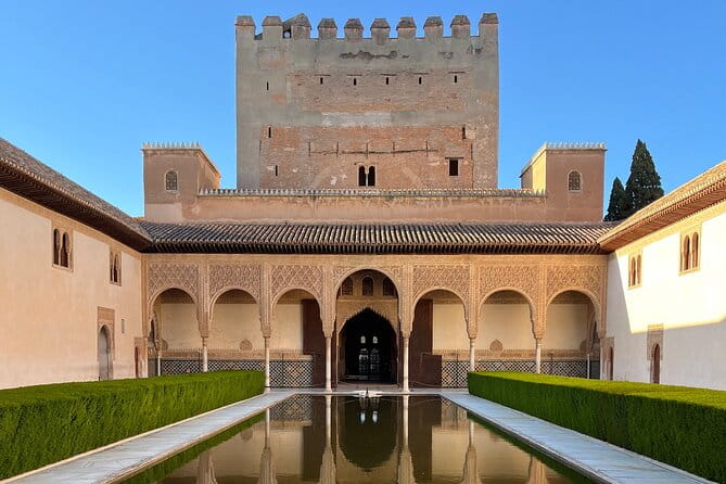 Unforgettable Alhambra Tour: group tour - The Experience with Guide Roberto: Passionate, Prepared, and Personable