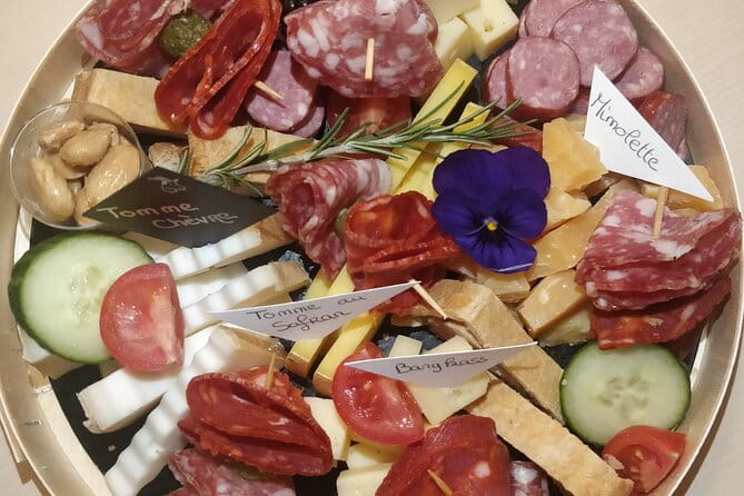Visit and tasting of wines and cheese and charcuterie platter - The Tasting Room: A Focus on Quality and Local Flavors