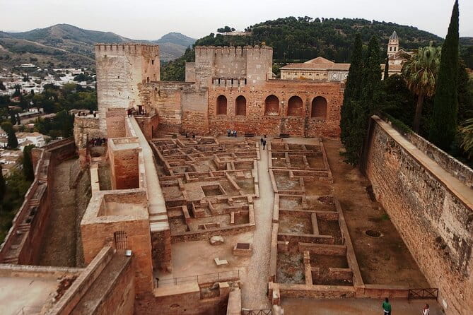 Alhambra and Albaicin Private Day Trip from Malaga - Who This Tour Isn’t Suited For