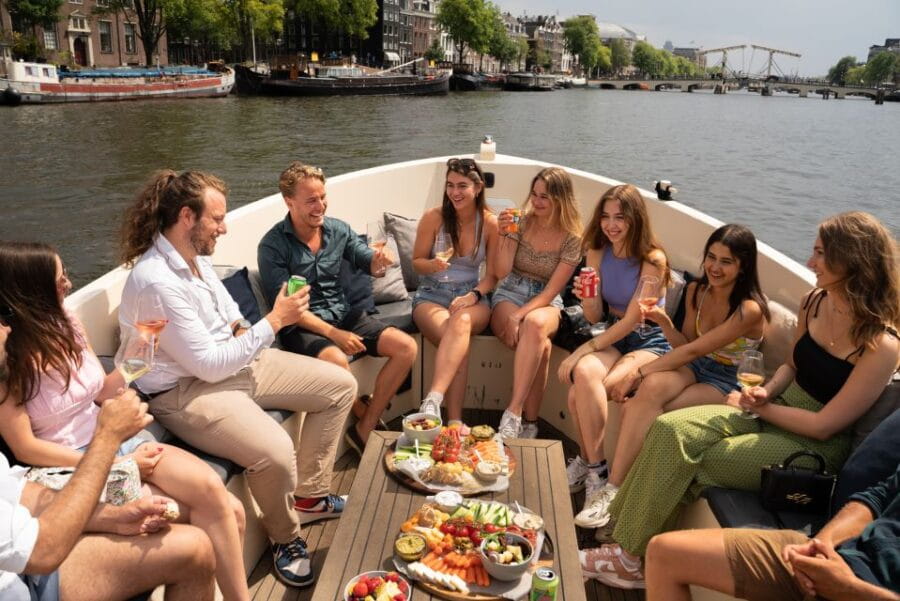Amsterdam: Cozy Evening Canal Cruise With Open Bar Option - Experiencing the Heart of Amsterdam’s Canals
