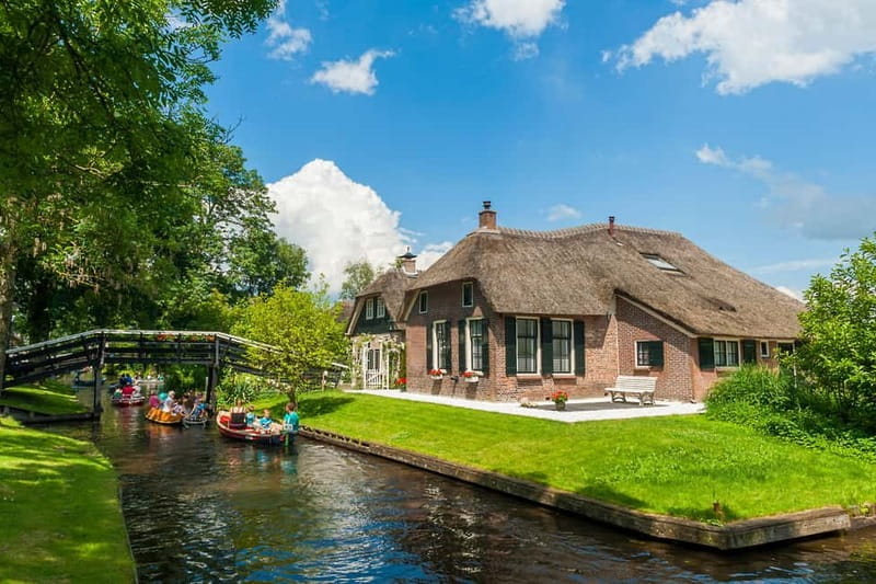 Amsterdam: Live GuideD Giethoorn Boat Tour & Cheese Platter - The Guided Boat Cruise and Cheese Platter: A Highlight