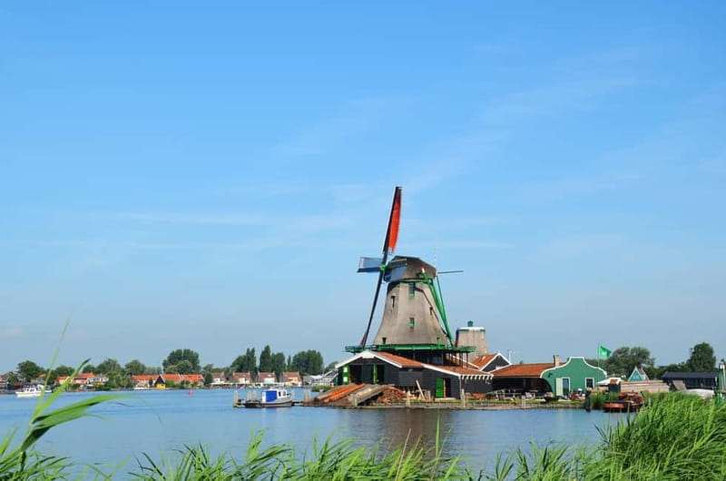 Amsterdam: Zaanse Schans windmills & Volendam Guided Tour - The Charm of Volendam: A Fishing Village