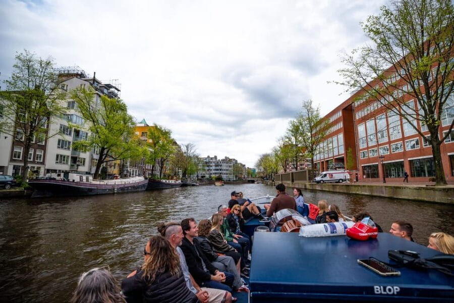 Amsterdam:Old City Canal Cruise with Live Guide and Open Bar - The Atmosphere and Social Vibe