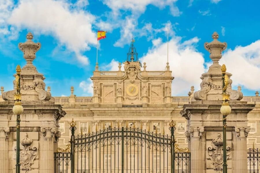 Art and Heritage: Tour the Royal Palace of Madrid - Entering the Palace: Skip-the-Line and First Impressions