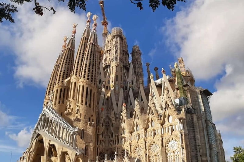 Barcelona: Sagrada Familia Guided Tour (With Entry Ticket) - The Architecture and Symbolism of the Nativity and Passion Façades