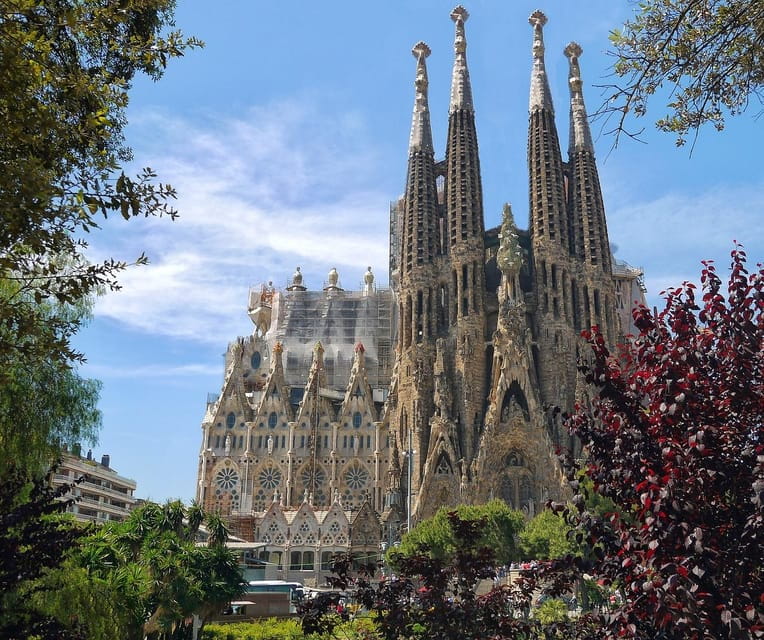 Barcelona: Sagrada Familia skip the line Guided Tour - The Highlights Inside and Out
