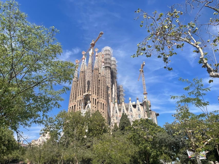 Barcelona: Sagrada Familia Skip-The-Line Guided Tour - Why a Guided Tour? The Benefits of a Knowledgeable Guide