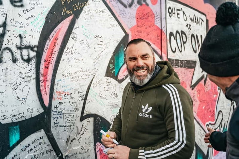 Belfast: 1.5-Hour Private Black Taxi tour - Exploring the Peace Walls: Symbols of Hope and Division