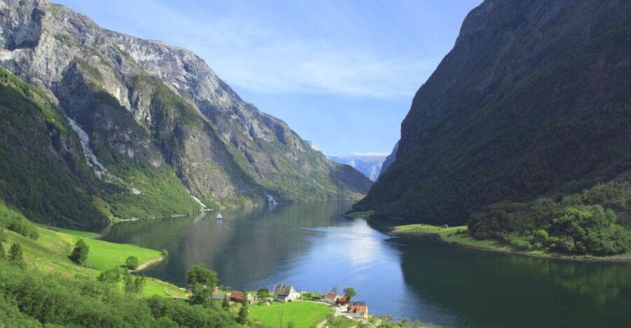 Bergen: Private Day Tour, Nærøyfjord Cruise and Flåm Railway - Navigating the Nærøyfjord: A Quiet Way to Awe