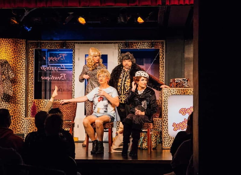 Berlin: The Ades Zabel Company: When Edith's bells ring Vol. 22 - Entering the Festive World: The Theater and Meeting Point