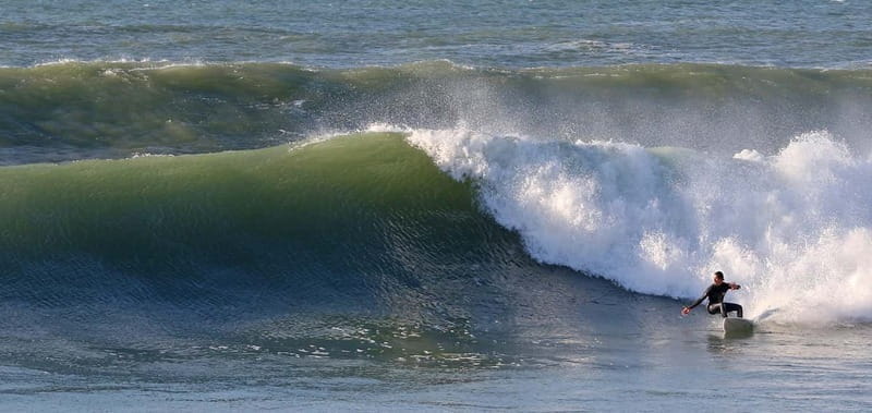 Bidart: Enjoy surfing with experienced and friendly teachers - A Deep Dive into the Surfing Experience in Bidart