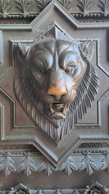 Big traboules in Little Lyon : private walking tour - Entering Lyon’s Past: From Bellecour to Vieux Lyon