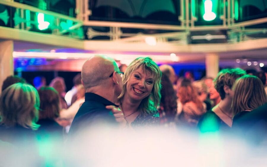 Biggesee: 80s & 90s Lake Boat Party - Who Is This Experience Best For?