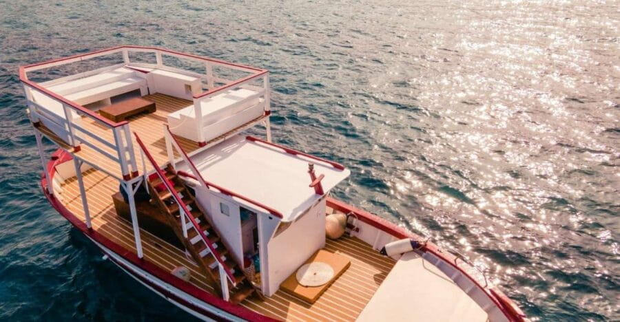 Boat tour with typical lunch in Siracusa - Exploring the Coastline and Its Hidden Gems