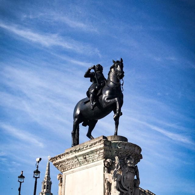 British Monarchy Walking Tour: Saxons to Windsors - Discovering Londons Royal Landmarks from Trafalgar Square