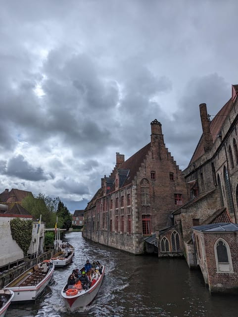 Bruges: Walking Tour with Hot Chocolate & Chocolate Tasting - Discovering Bruges: A Guide to the Walking Tour Experience