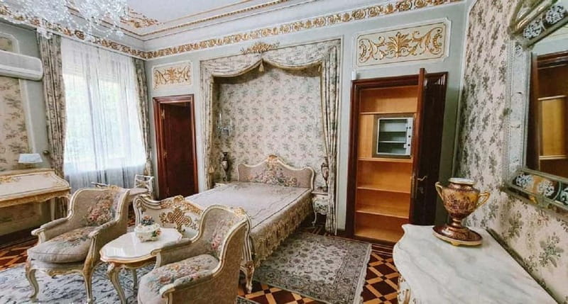 Bucharest : Ceauescu Mansion , Parliament & Village Museum - Practical Details and Tips