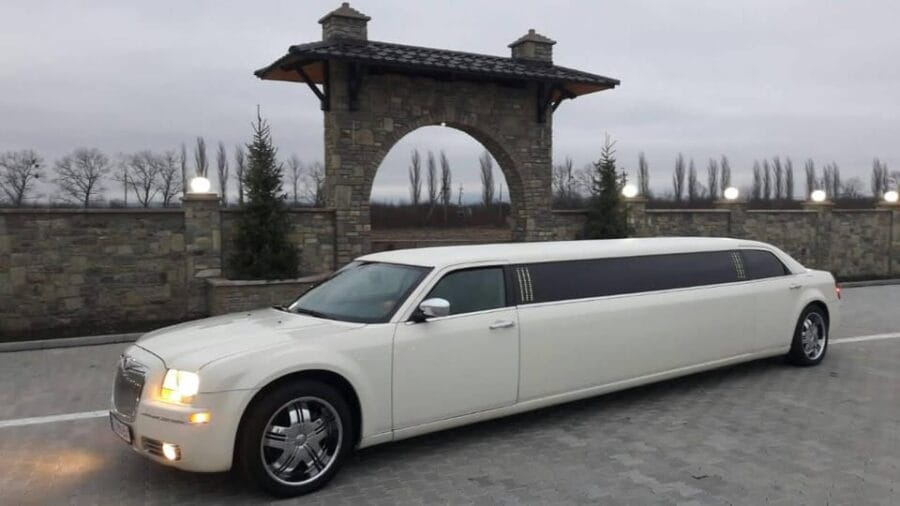 Bucharest Limousine & VIP Clubbing - The VIP Club Experience: Big, Bright, and Bustling