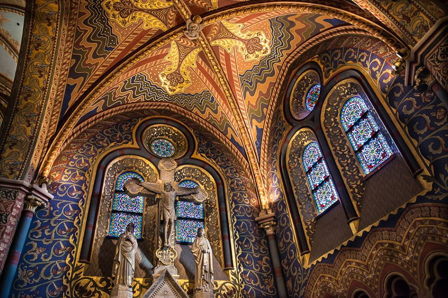 Buda Castle Walking Tour: A Kingdom of Many Nations - Matthias Church: A Kaleidoscope of Colors and Stories