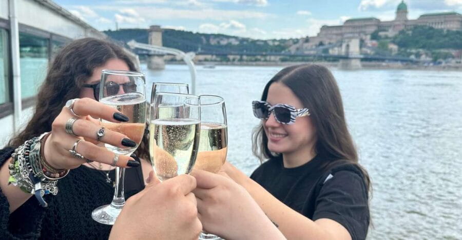 Budapest: 1 hr Sunshine Booze Cruise with Prosecco - Who Will Love This Cruise?