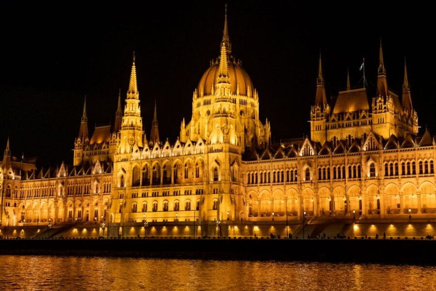 Budapest: Candlelit Dinner River Cruise with Live Music - The Main Attractions: Budapest’s Nighttime Icons