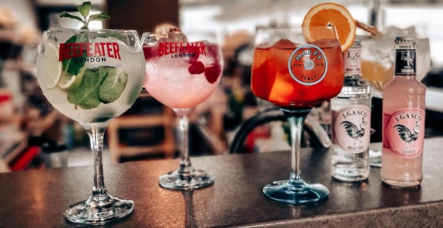 Budapest: Danube Drink and Piano Show - The Musical Experience: Live Piano and Singing