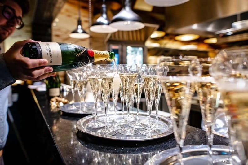 Budapest: Glamour of the Old Town with Dinner and Live Music - Exploring the Experience in Detail