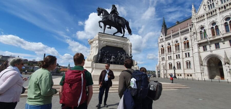Budapest: Guided City Walking Tour in Buda and Pest - Exploring Budapest’s Highlights in Depth