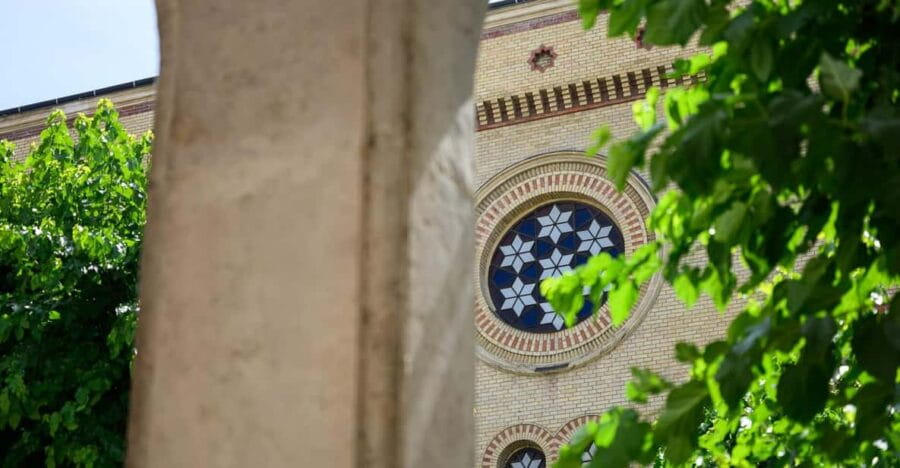 Budapest: Jewish History with Local Guide & Synagogue Ticket - Itinerary Breakdown: What You’ll Experience