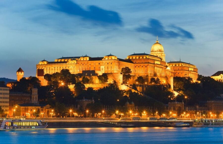 Budapest: Unlimited Prosecco and Wine Sightseeing Cruise - What To Expect During The One-Hour Cruise