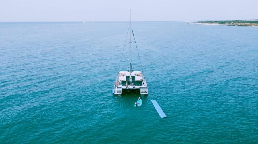 Cadiz capital:Catamarán Experience paseo con baño y almuerzo - The Value of the Voyage